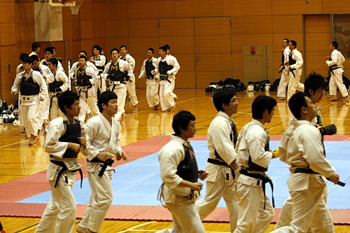 平成21年度日本拳法連盟鏡開き式 閉会式後のウォーミングアップ。
_MG_0792.JPG