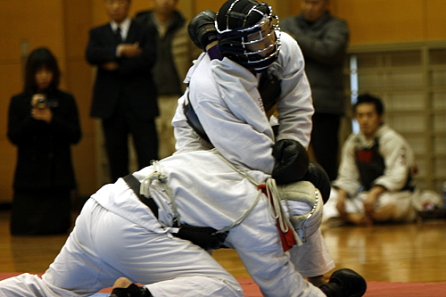 平成21年度日本拳法連盟鏡開き式 赤：宮下 三段（明治大学） vs 白：富谷 二段（練馬自衛隊）、富谷の逆捕り（一本）。
_MG_2981.JPG