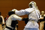 平成21年度日本拳法連盟鏡開き式
赤：佐々木 二段（立正大学） vs 白：平川 1級（練馬自衛隊）、佐々木の胴突き（一本）。