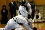平成21年度日本拳法連盟鏡開き式
赤：宮下 三段（明治大学） vs 白：富谷 二段（練馬自衛隊）、富谷の逆捕り（一本）。