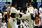 第9回日本拳法神奈川県選手権大会
小学6年男子の部　赤：金澤（誠心館）vs白：成瀬（心道会）。