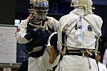 第9回日本拳法神奈川県選手権大会
一般男子個人戦（有段の部）　赤：阿藏（笠懸）vs白：加藤（黒綾館）　阿藏の胴蹴り（一本）。