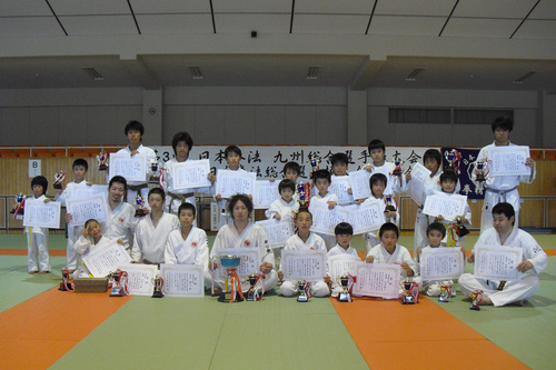 第3回日本拳法九州総合選手権大会 入賞者の集合写真。<br>写真提供：第3回日本拳法九州総合選手権大会　実行委員会
CIMG0360.jpg