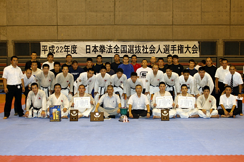 日本拳法全国選抜社会人選手権大会 ライバルの第1空挺団を降して優勝を果たした第1普通科連隊（陸自練馬）と、その関係者一同。
_MG_1090.JPG