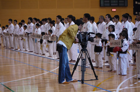 第7回日本拳法愛媛県選手権大会（団体戦・個人戦） 中四国交流推進大会 いよいよ開会式です。大会の様子は、後援でもある今治CATVが取材し、ニュース番組でも放送されました。お世話になります。
ceremony2011_l.jpg