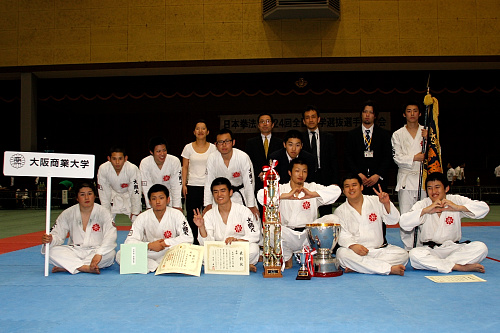日本拳法第24回全国大学選抜選手権大会 優勝した大阪商業大学の記念写真。
_MG_1522.JPG