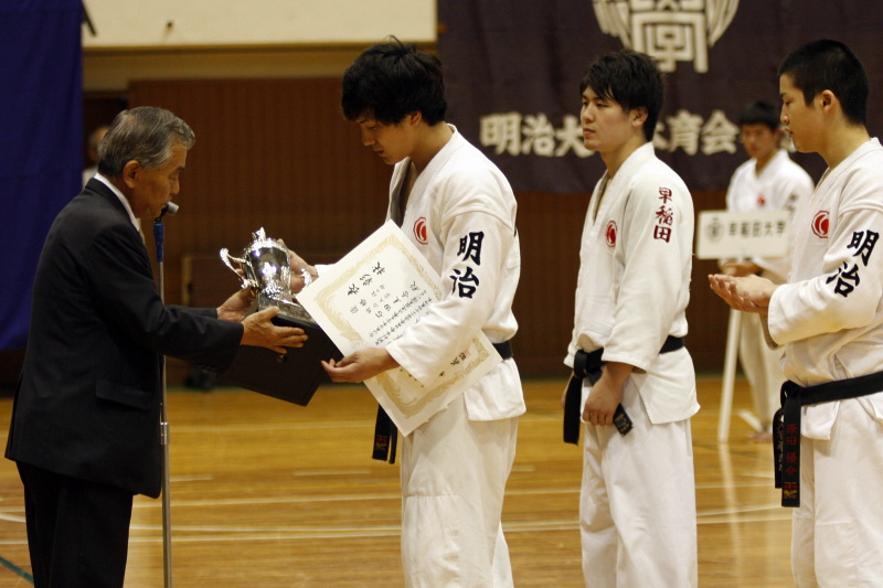 矢野杯争奪日本拳法第27回東日本学生個人選手権大会 表彰式。段の部で優勝した石田圭吾には、トロフィーとともに矢野杯が授与された。<br>撮影：Inno
_MG_5286.JPG