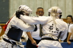 矢野杯争奪日本拳法第27回東日本学生個人選手権大会
段の部　赤：玉置（明治）vs石田（明治）。石田の面打ち（一本）。<br>撮影：Inno