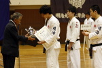 矢野杯争奪日本拳法第27回東日本学生個人選手権大会
表彰式。段の部で優勝した石田圭吾には、トロフィーとともに矢野杯が授与された。<br>撮影：Inno