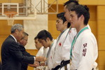 平成27年度日本拳法連盟鏡開き式
閉会式での表彰。最優秀選手賞は金メダル、優秀選手賞には銀メダルを授与。