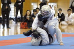 平成27年度日本拳法連盟鏡開き式
段の部、早稲田大学・橋本vs明治大学・三舩。橋本の押さえ面突き（一本）。橋本は段の部の最優秀選手賞を受賞した。