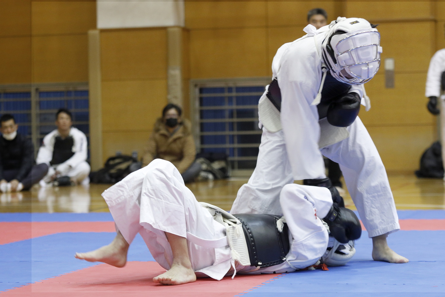 令和6年 日本拳法連盟 鏡開き式 撮影：Inno（撮影：紅白試合、高校の部。白：飛鳥高校・武島？の面押さえ突き（一本）。）
_5D_2944.JPG