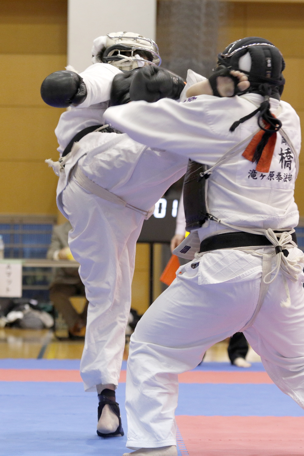 令和6年 日本拳法連盟 鏡開き式 撮影：Inno（撮影：紅白試合、一般男子　段の部。白：右面蹴り（一本）。）
_5D_4108.JPG