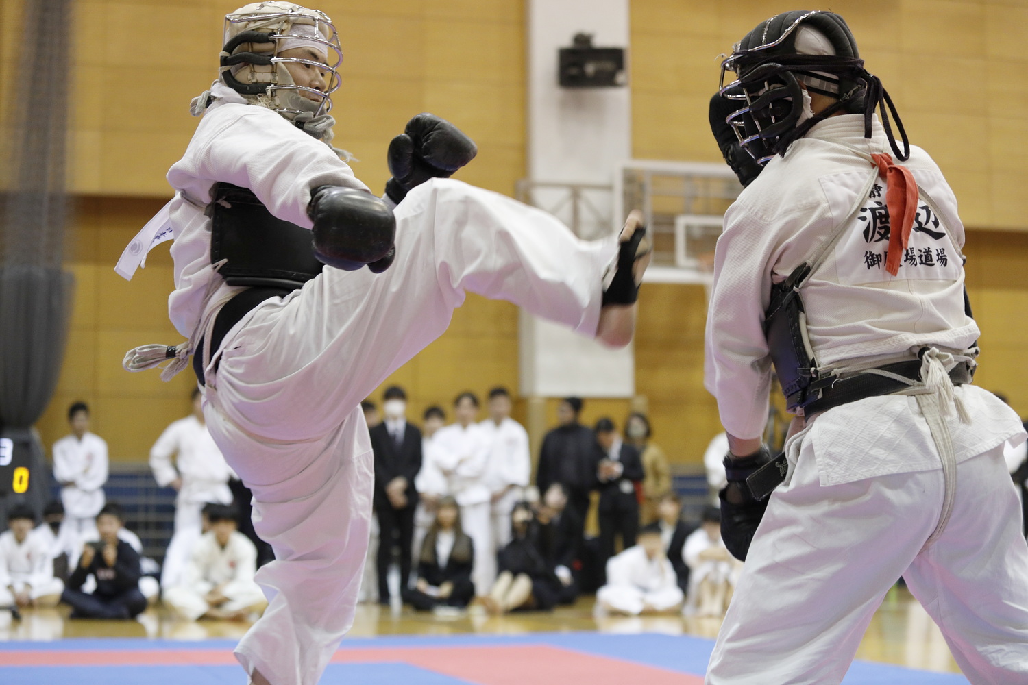 令和6年 日本拳法連盟 鏡開き式 撮影：Inno（撮影：紅白試合、高段の部。青山学院大学・大林の右面蹴り（一本）。）
_5D_5258.JPG