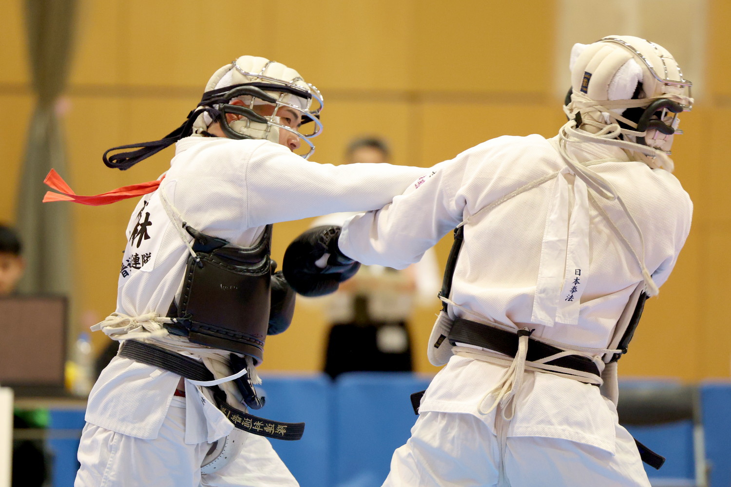 令和6年度 日本拳法・全日本体重別選手権大会 男子73kg未満の部。<br>赤：陸自練馬／第1普通科連隊・神林の右面突き（一本）。
R52_0242.JPG