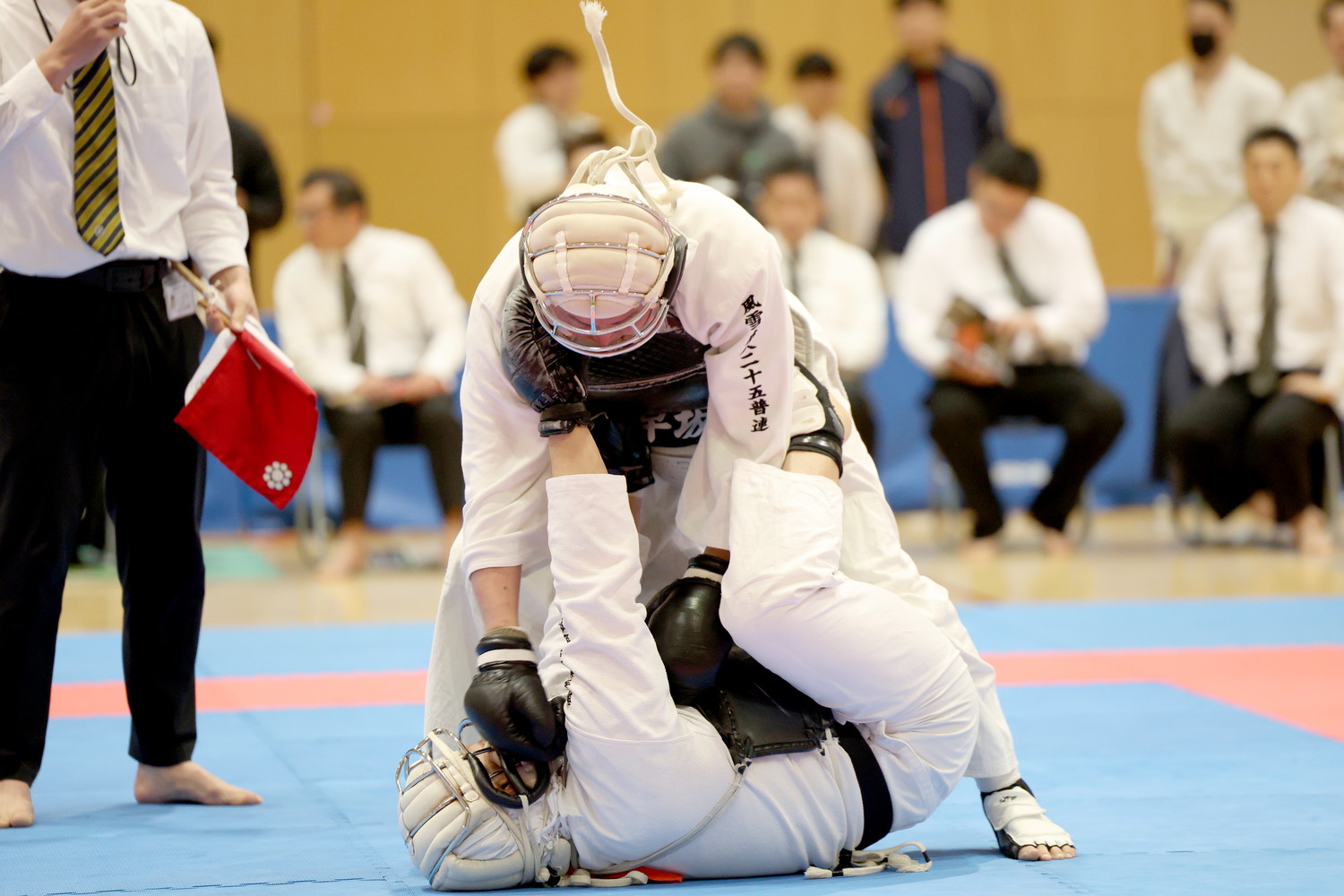 令和6年度 日本拳法・全日本体重別選手権大会 男子81kg未満の部。<br>白：陸自遠軽／第25普通科連隊・早坂の押さえ面突き（一本）。<br>撮影：Inno
R52_0783.JPG