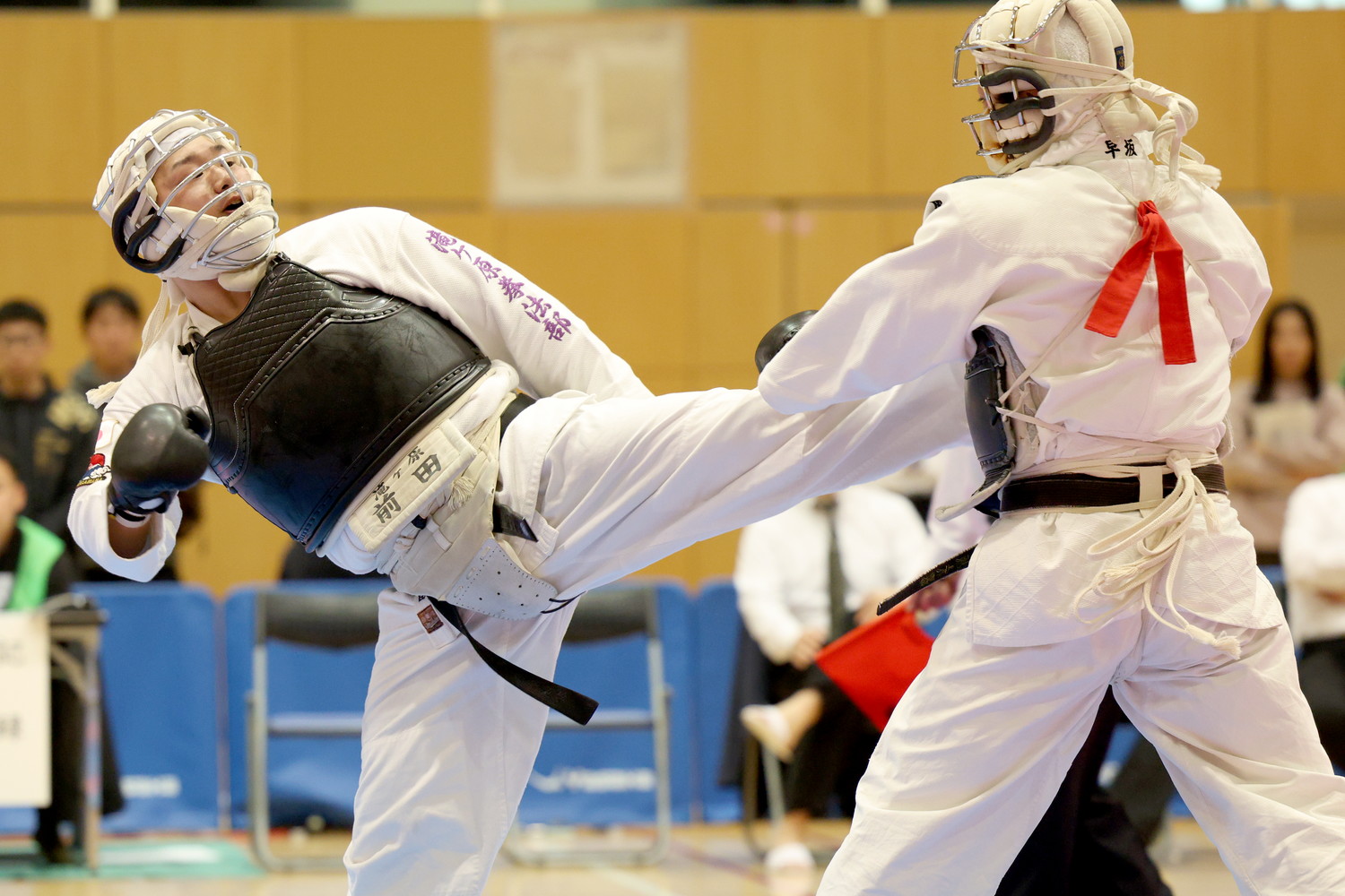 令和6年度 日本拳法・全日本体重別選手権大会 男子81kg以上の部。<br>白：前田の蹴り（一本）。<br>撮影：Inno
R52_1922.JPG