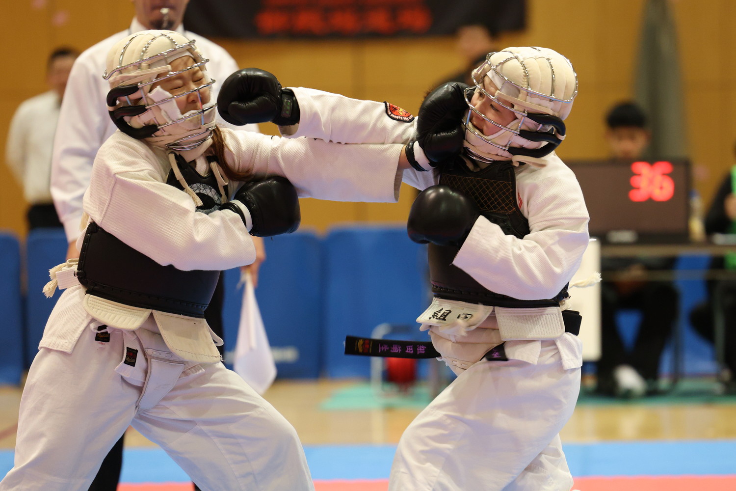 令和6年度 日本拳法・全日本体重別選手権大会 女子52kg未満の部。<br>白：青葉拳友会・組田の右面突き（一本）。<br>撮影：Inno
R52_2134.JPG