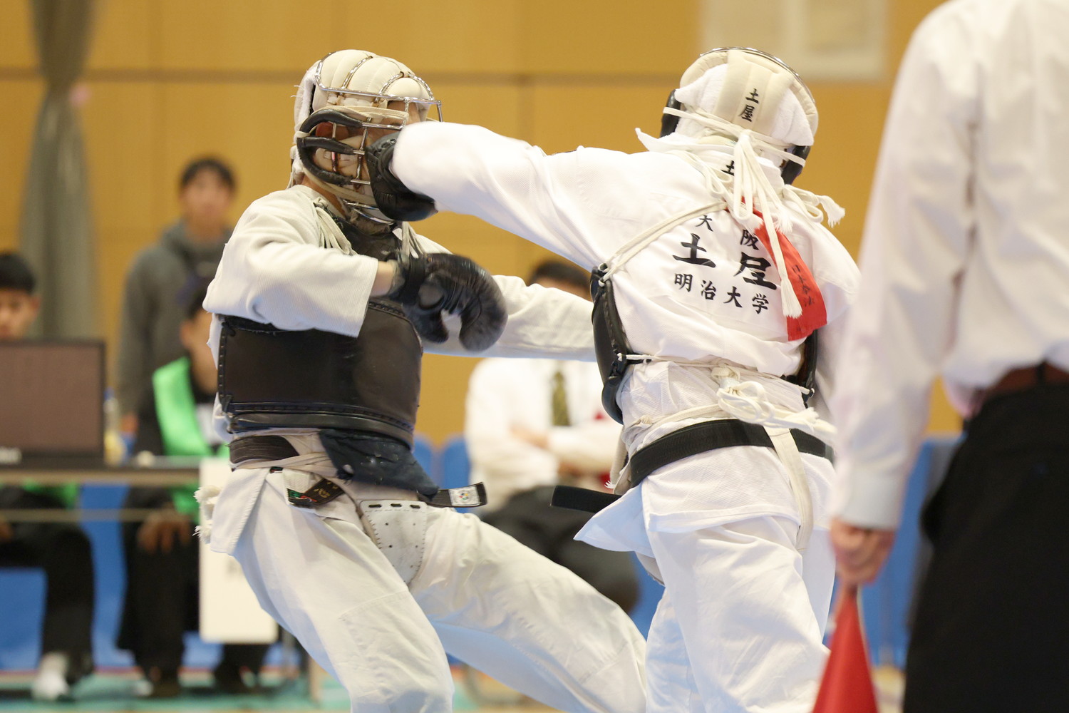 令和6年度 日本拳法・全日本体重別選手権大会 男子73kg未満の部。<br>赤：明治大学・土屋泰生の左面突き（一本）。<br>撮影：Inno
R52_2212.JPG