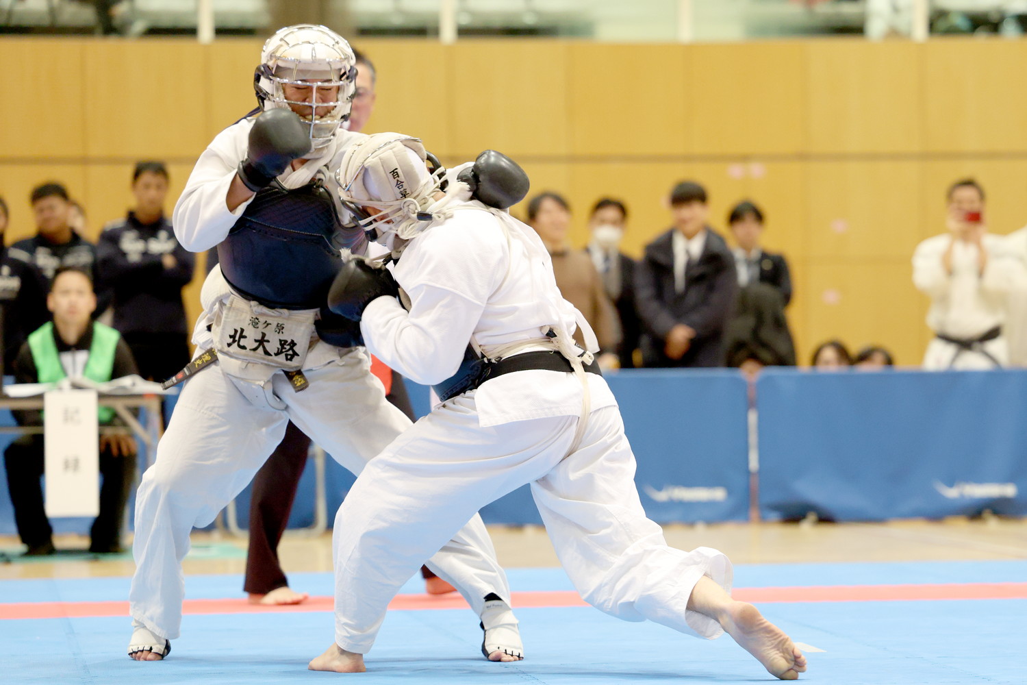 令和6年度 日本拳法・全日本体重別選手権大会 男子81kg未満の部、決勝戦。<br>赤：駿台拳法クラブ・百合草の右胴突き（一本）。<br>撮影：Inno
R52_3329.JPG